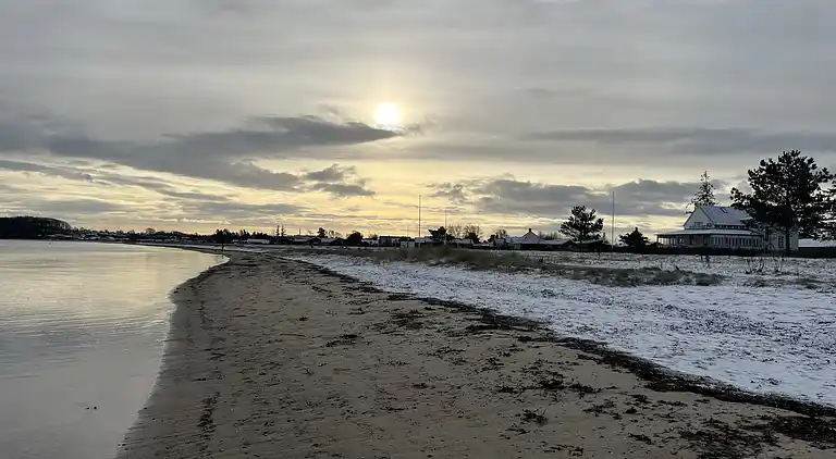 Dejligt feriehus -  350 mfra Høll Strand