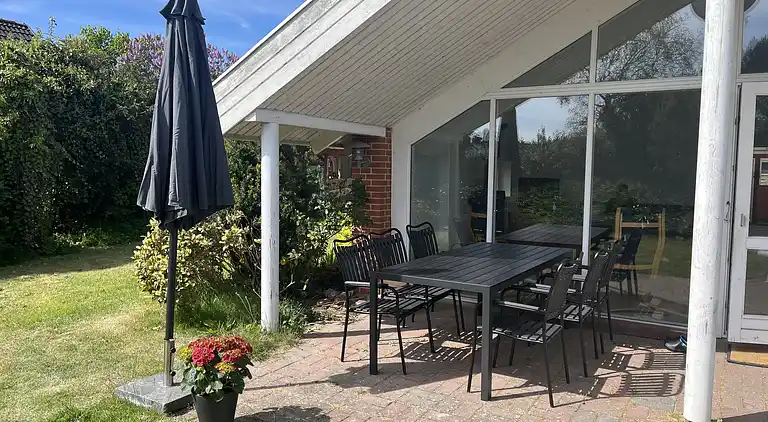 Dejligt feriehus -  350 mfra Høll Strand