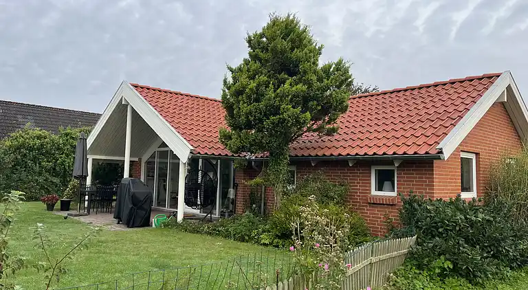 Dejligt feriehus -  350 mfra Høll Strand