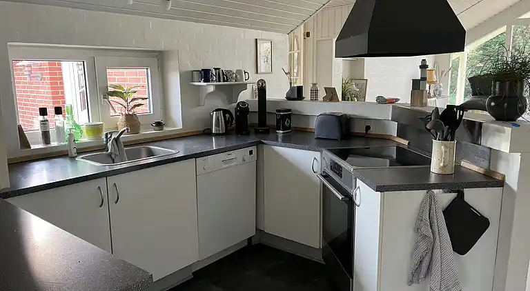 Dejligt feriehus -  350 mfra Høll Strand