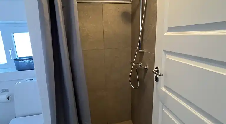 Dejligt feriehus -  350 mfra Høll Strand