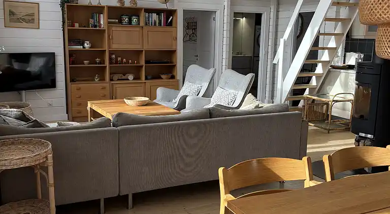 Moderne sommerhus med vildmarksbad og nær vandet