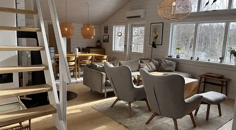 Moderne sommerhus med vildmarksbad og nær vandet