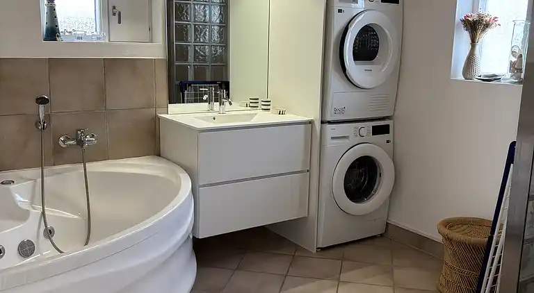 Moderne sommerhus med vildmarksbad og nær vandet