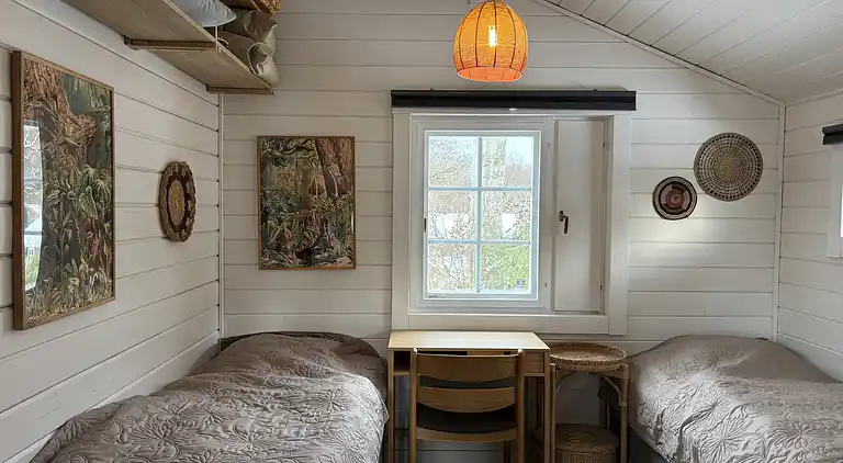 Moderne sommerhus med vildmarksbad og nær vandet