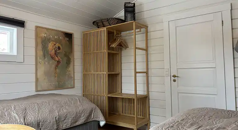 Moderne sommerhus med vildmarksbad og nær vandet