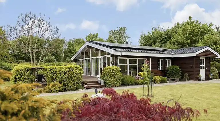 Stort sommerhus tæt på strand og natur