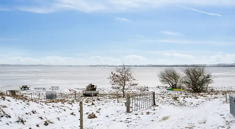 Sommerhus tæt på strand og Limfjorden