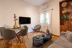 Fräulein H Haven in Pangrati