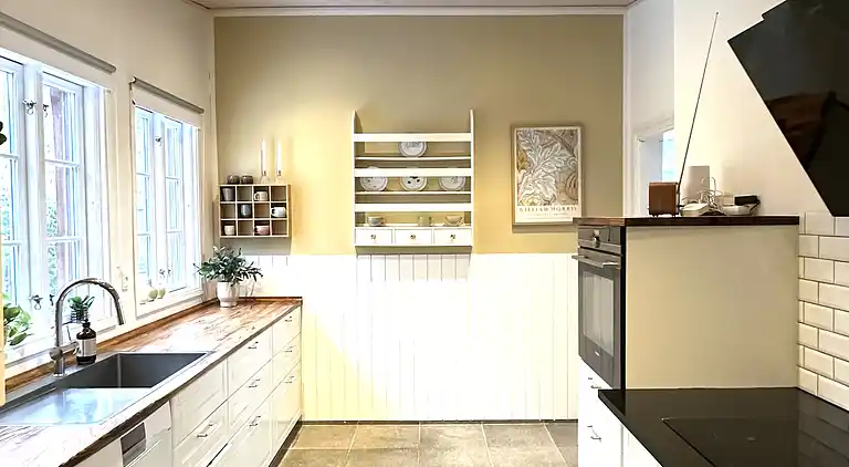 Stort sommerhus tæt på strand og natur