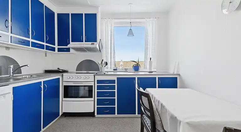 Centraltbeliggende byhus med havn- og havudsigt.