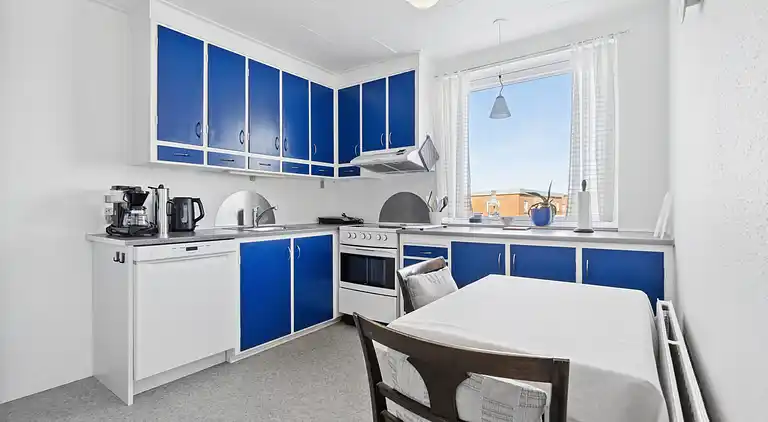 Centraltbeliggende byhus med havn- og havudsigt.