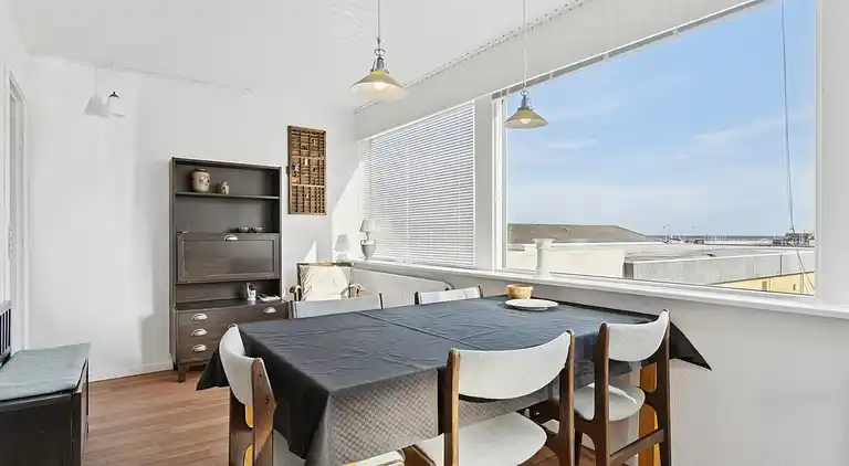 Centraltbeliggende byhus med havn- og havudsigt.