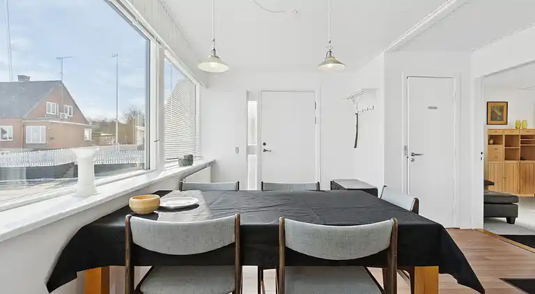 Centraltbeliggende byhus med havn- og havudsigt.