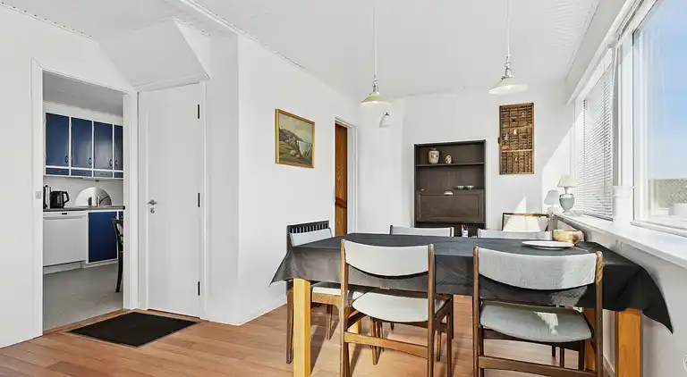 Centraltbeliggende byhus med havn- og havudsigt.