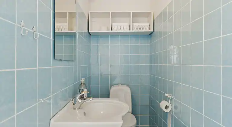 Centraltbeliggende byhus med havn- og havudsigt.