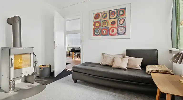 Centraltbeliggende byhus med havn- og havudsigt.