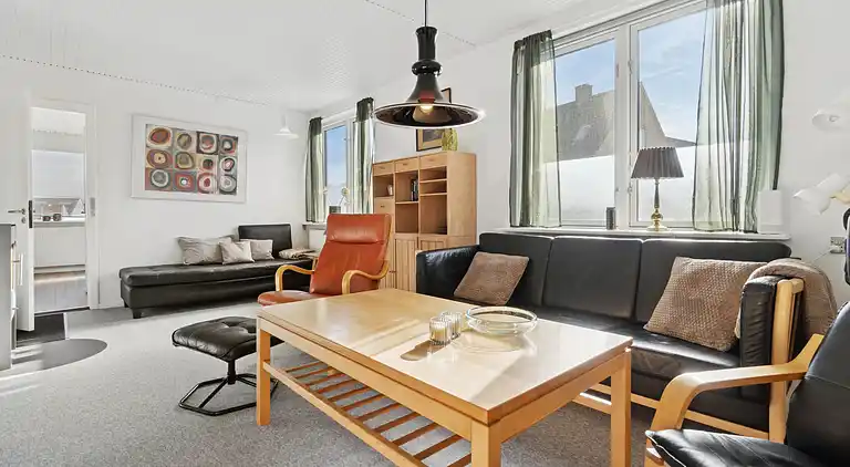 Centraltbeliggende byhus med havn- og havudsigt.