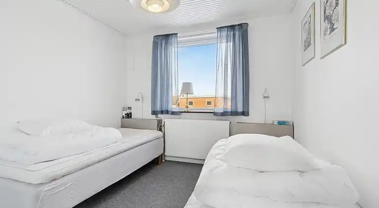 Centraltbeliggende byhus med havn- og havudsigt.