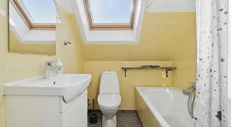 Centraltbeliggende byhus med havn- og havudsigt.