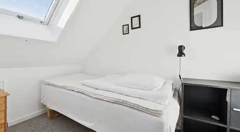 Centraltbeliggende byhus med havn- og havudsigt.