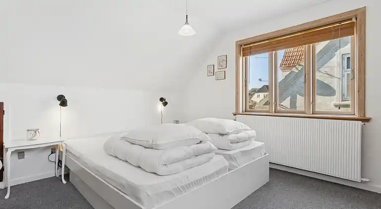 Centraltbeliggende byhus med havn- og havudsigt.