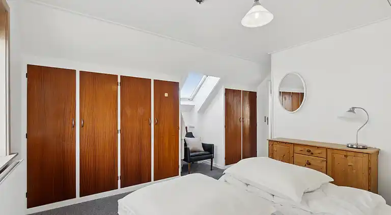 Centraltbeliggende byhus med havn- og havudsigt.