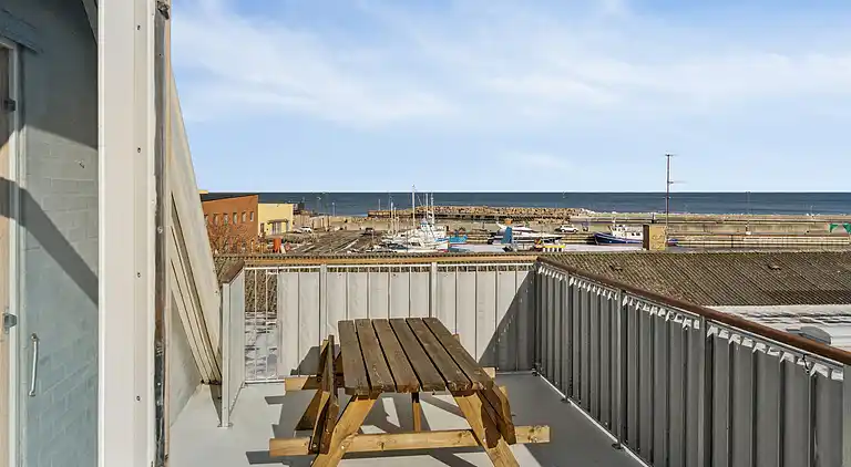 Centraltbeliggende byhus med havn- og havudsigt.