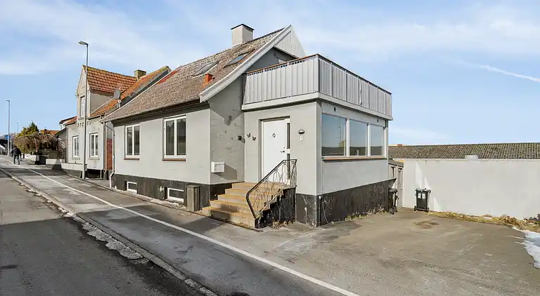 Centraltbeliggende byhus med havn- og havudsigt.