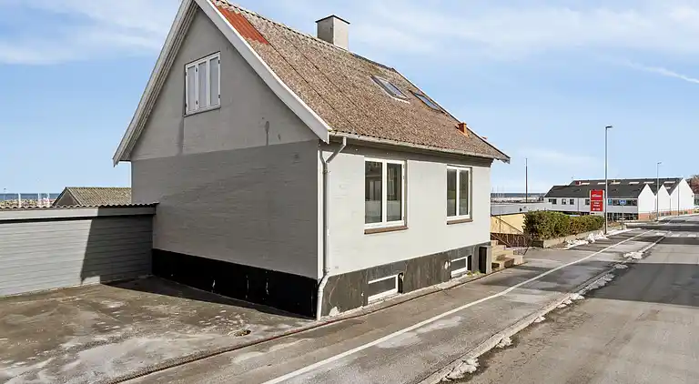 Centraltbeliggende byhus med havn- og havudsigt.
