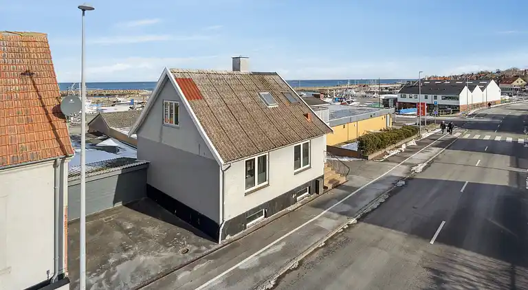Centraltbeliggende byhus med havn- og havudsigt.
