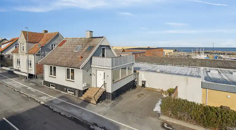 Centraltbeliggende byhus med havn- og havudsigt.