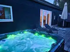 Schönes neues Ferienhaus mit aussen whirlpool