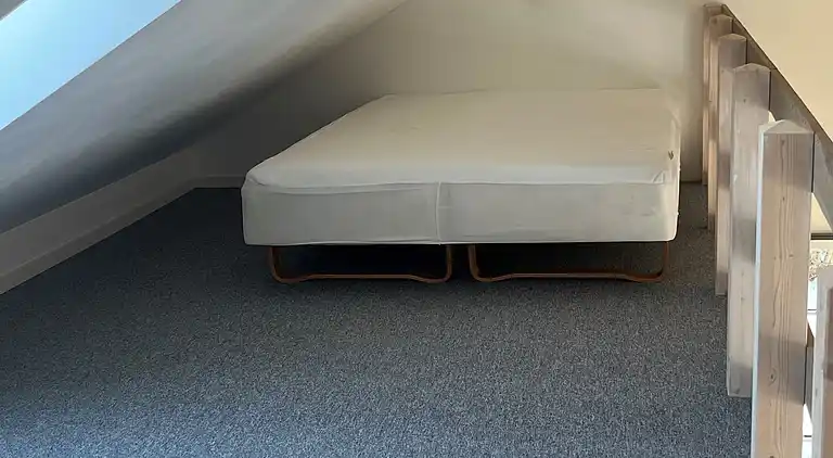 Modernes Ferienhaus mit Badezuber und Natur