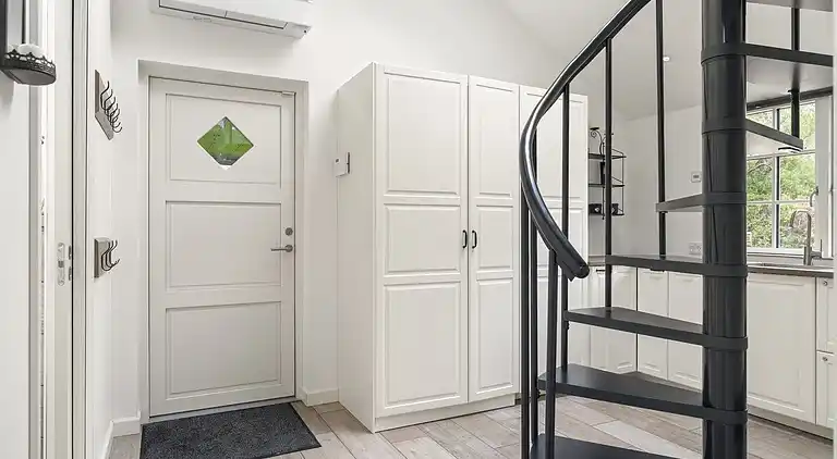 Modernes Ferienhaus mit Badezuber und Natur