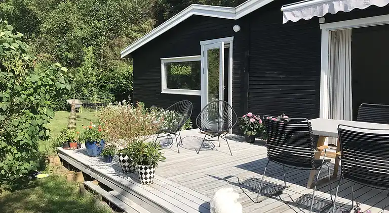Hyggeligt sommerhus med skøn terrasse