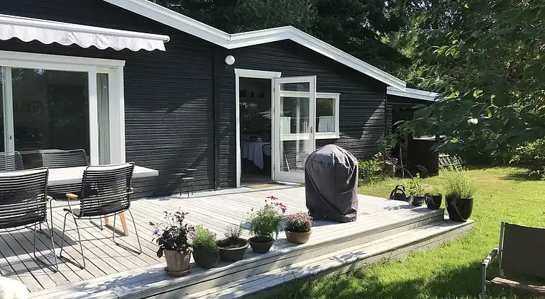 Hyggeligt sommerhus med skøn terrasse