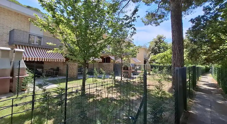 Terraced house with garden