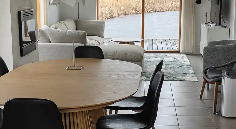 Lakefront luxury holiday retreat with cozy loft