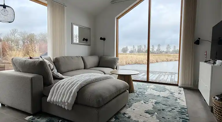 Lakefront luxury holiday retreat with cozy loft