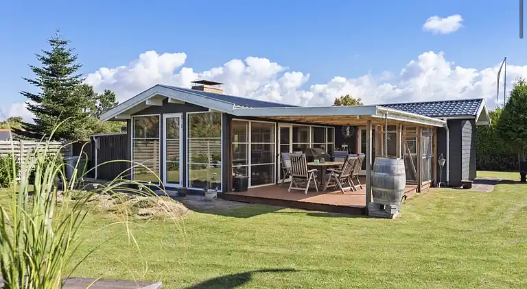 Strandnært hyggeligt sommerhus med vildmarksbad