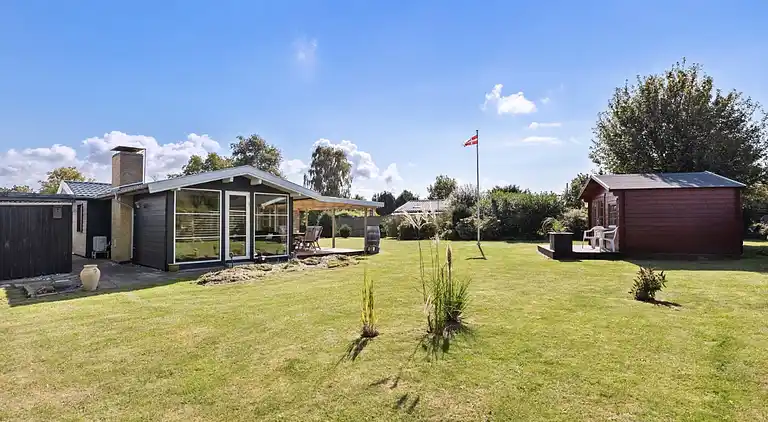 Strandnært hyggeligt sommerhus med vildmarksbad