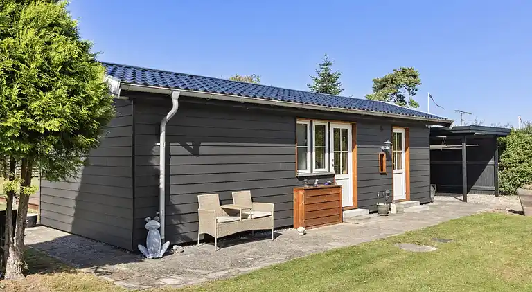 Strandnært hyggeligt sommerhus med vildmarksbad