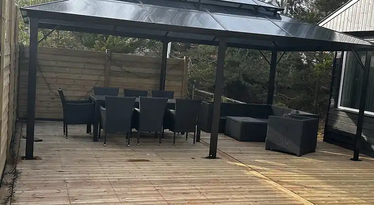 Stilfuldt sommerhus nær strand med stor terrasse