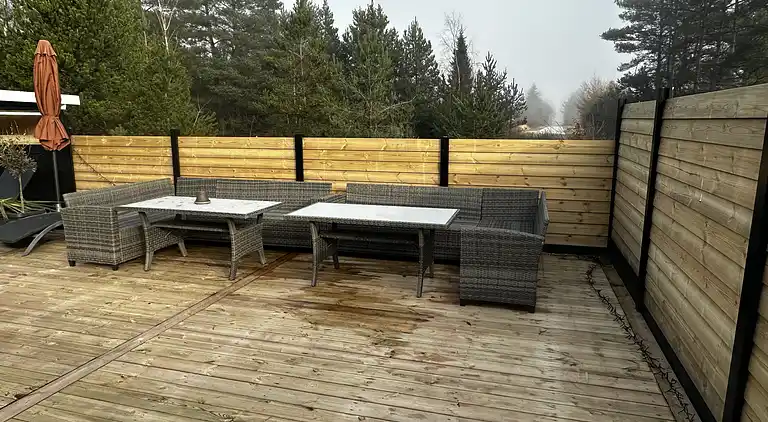 Stilfuldt sommerhus nær strand med stor terrasse