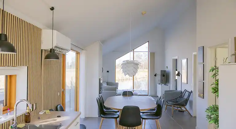 Lakefront luxury holiday retreat with cozy loft