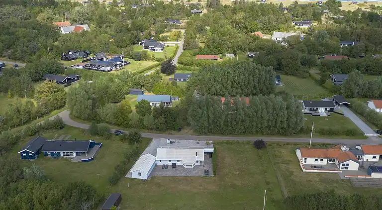 Strandhus til 9 personer – 400 m til stranden