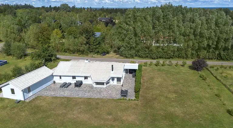 Strandhus til 9 personer – 400 m til stranden