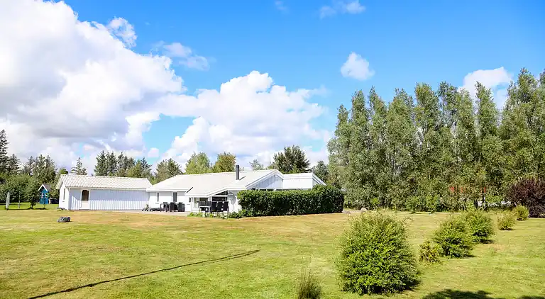 Strandhus til 9 personer – 400 m til stranden