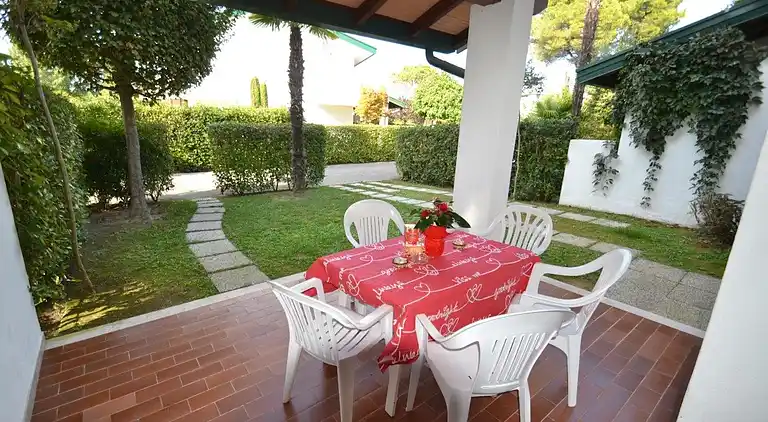 Comfy flat with garden and pool